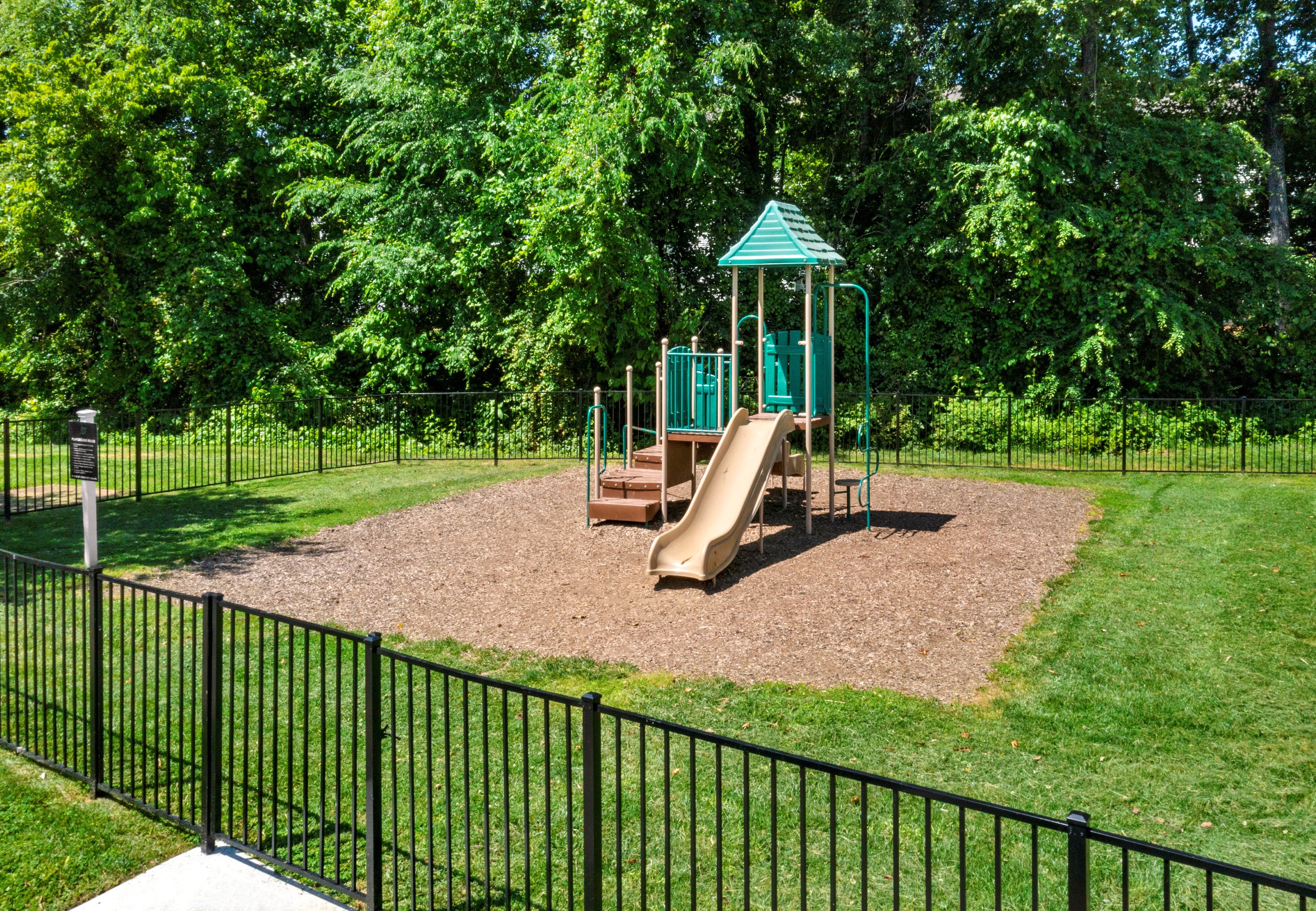 8010 Woodsedge Dr, Charlotte, North Carolina 28216 Additional Image #10